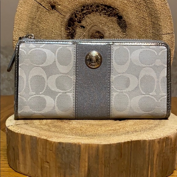 Coach Handbags - COACH Signature wallet